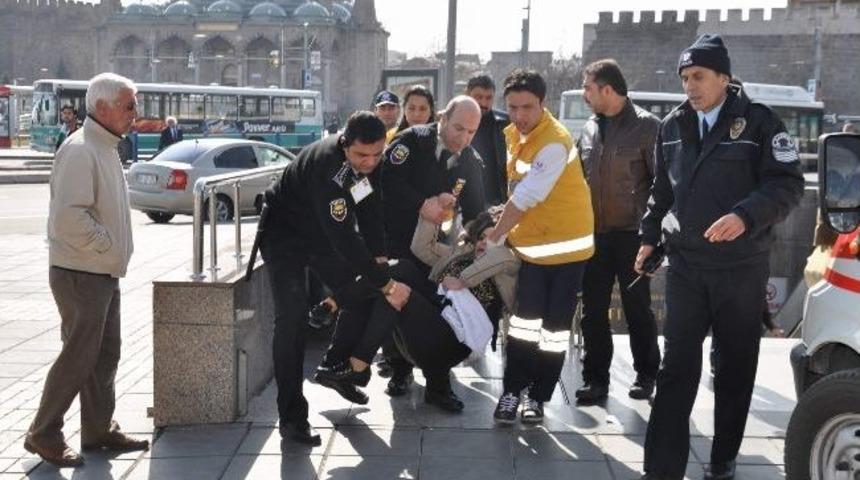 Alışveriş Merkezinin Tuvaletinde Bileğini Kesti