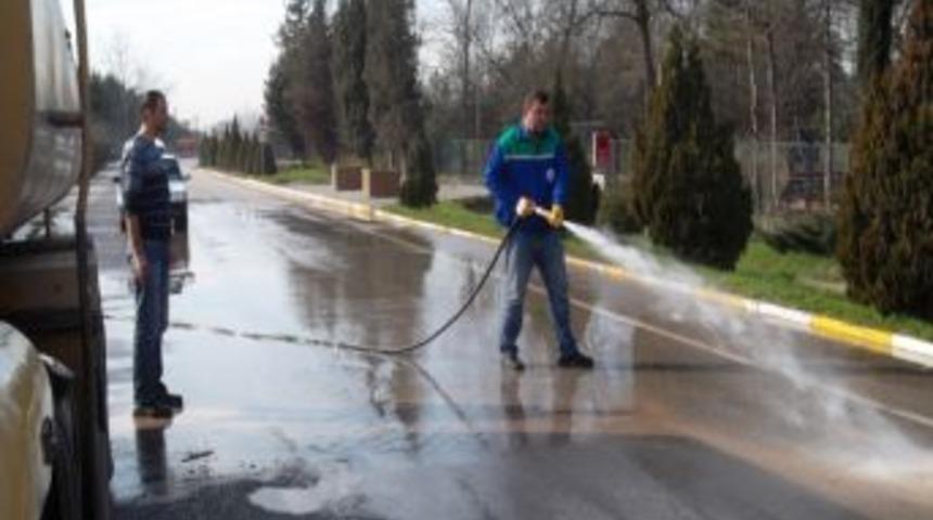 Kartepe'nin Yolları Yıkanıyor