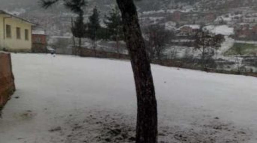 Balıkesir'de Okul Bahçesine Yıldırım Düştü