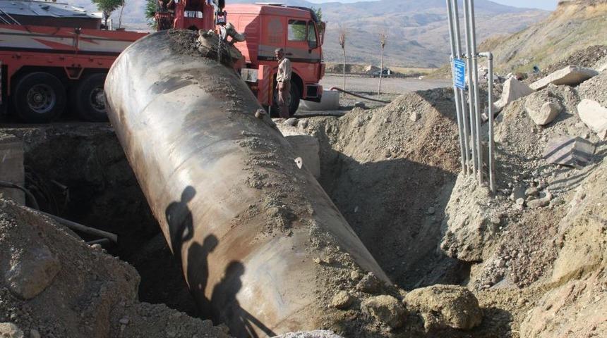 Polis, Ka&ccedil;ak Akaryakıtın Saklandığı Dev Tankı Topraktan G&uuml;&ccedil;l&uuml;kle &Ccedil;ıkardı