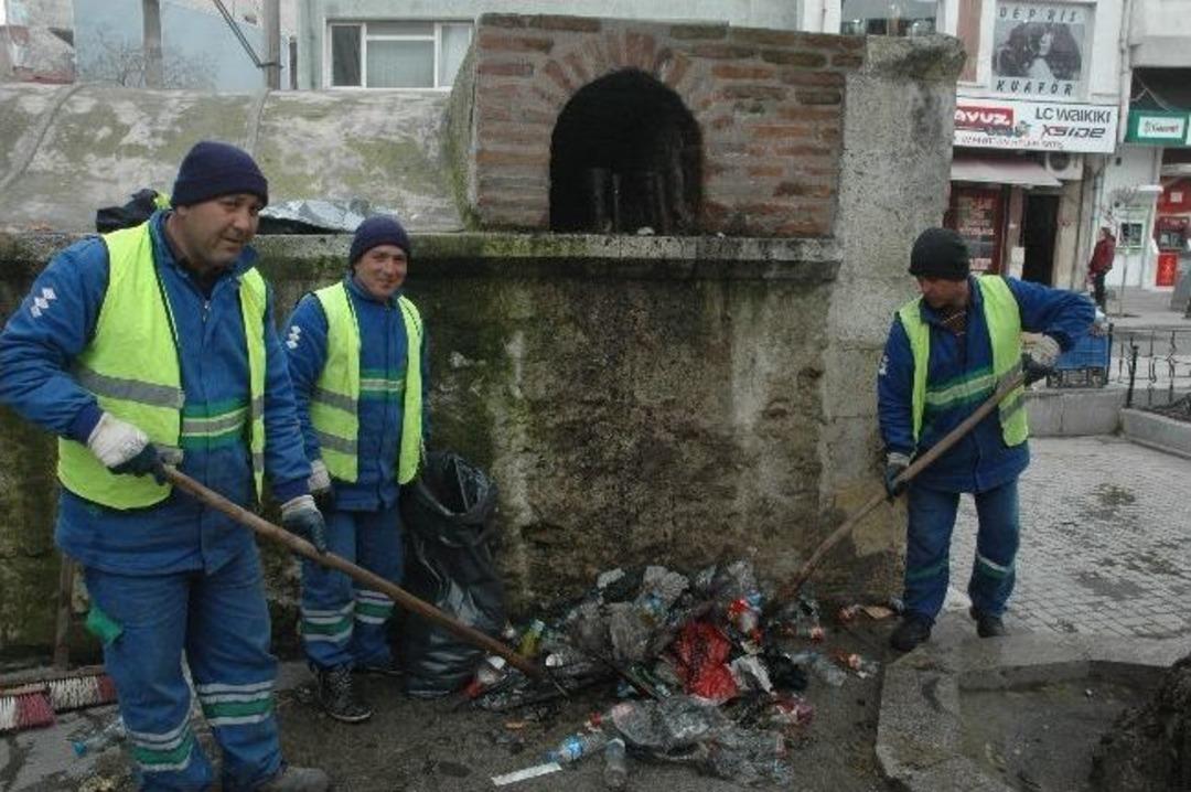 Tarihi &Ccedil;eşme`den Kamyon Dolusu &Ccedil;&ouml;p &Ccedil;ıktı