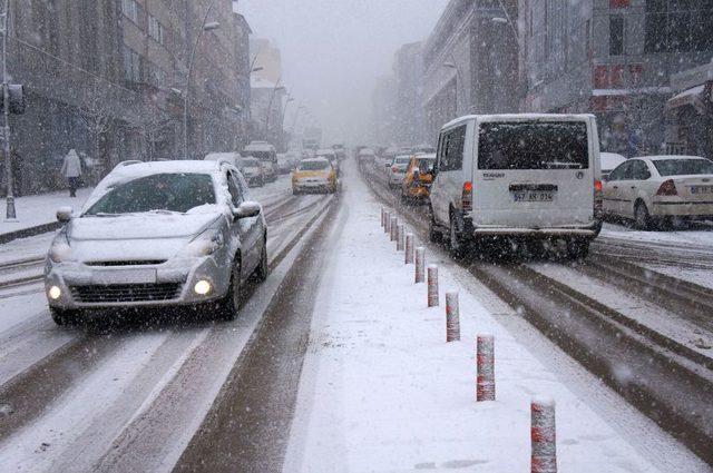 Kar Erzurum'a Geri Döndü