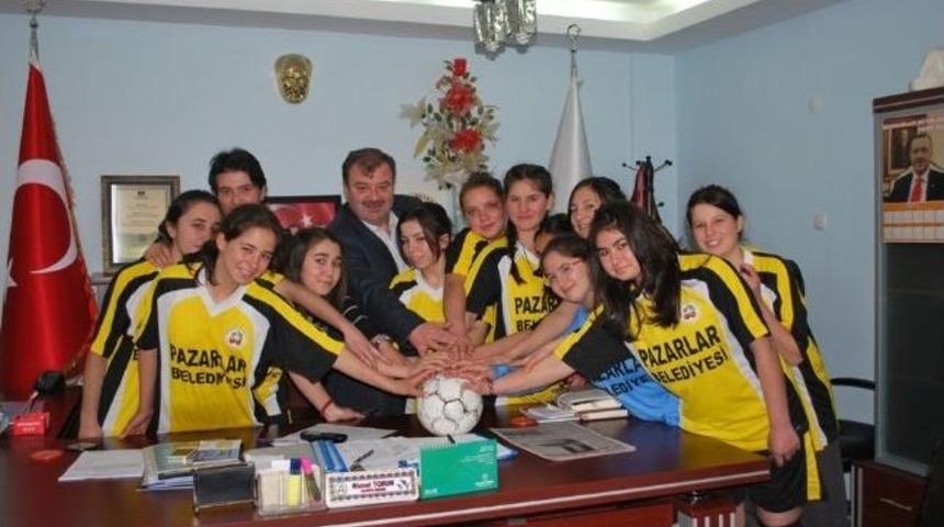 Başkan Torun, Kız Futbol Takımını Tebrik Etti