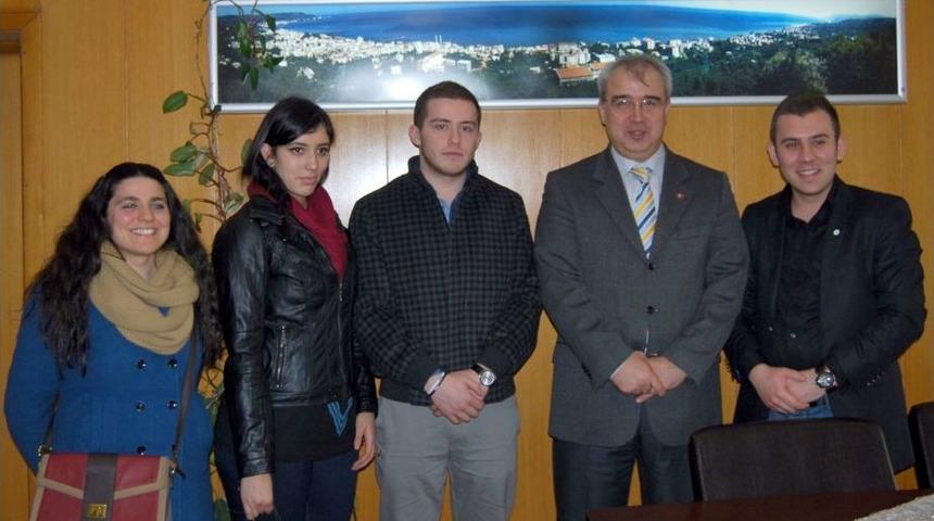 &Uuml;niversiteli Gen&ccedil;lerden Muhta&ccedil; Ailelere Yardım