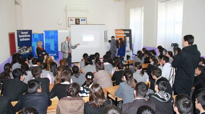 İŞKUR, &Ouml;ğrencileri Meslek Se&ccedil;imine Y&ouml;nelik Bilgilendiriyor