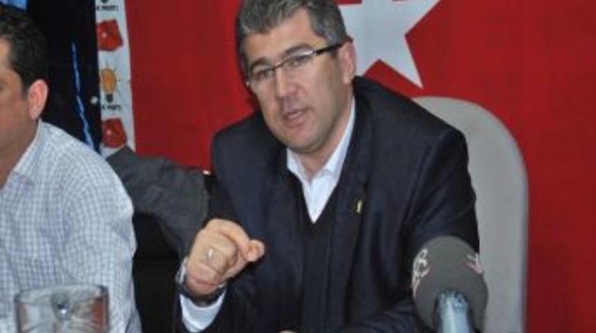 Ak Parti'li &Ouml;zt&uuml;rk, &ldquo;belediye Başkanları Parti Rozetini &Ccedil;ıkartsın&rdquo;