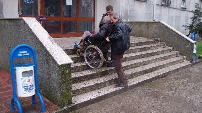Lapseki'de Kamu Binalarında Engellilere Merdiven Eziyeti