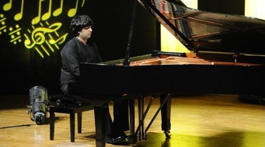 Alkışlar Gen&ccedil; Piyanist Can Kıvrak İ&ccedil;in