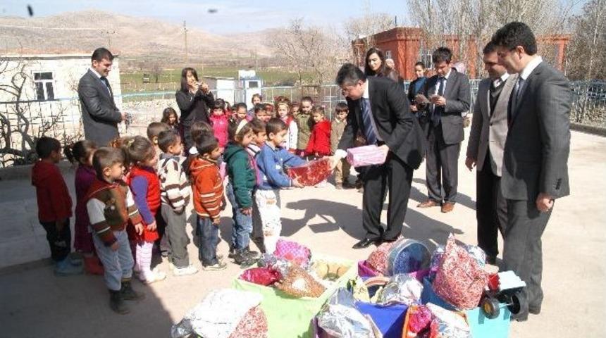 Kaymakam Oyuncak Dağıttı