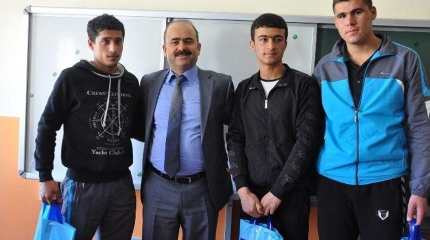 Vali Aydın Spor Lisesi &Ouml;ğrencilerini &Ouml;d&uuml;llendirdi