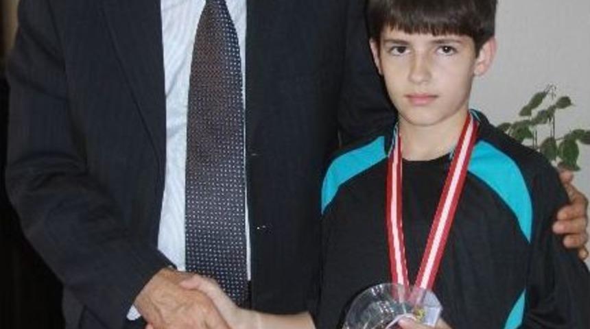 Badminton Şampiyonu &Ouml;ğrencilere &Ouml;d&uuml;l