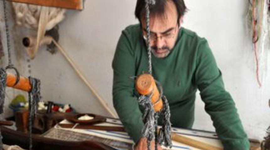 Kilim Ustası Rekor I&ccedil;in G&uuml;nde 16 Saat &Ccedil;alışıyor