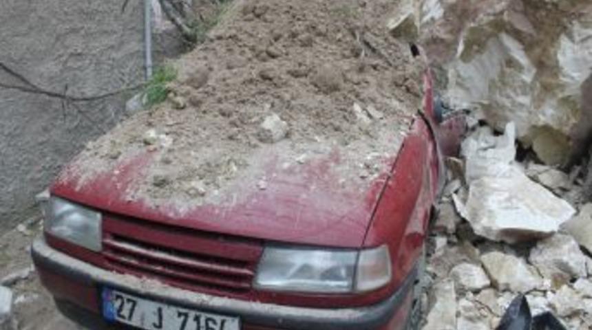 Ev Ve Arabalarının &Uuml;zerine Dev Kayalar D&uuml;şt&uuml;