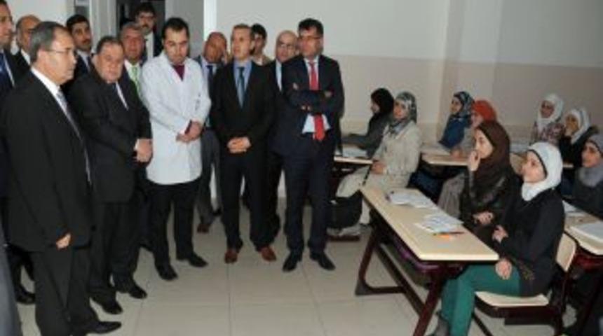 Koordinat&ouml;r Vali Ve M&uuml;steşar Yardımcısı'ndan Suriyeli &Ouml;ğrencilere Ziyaret