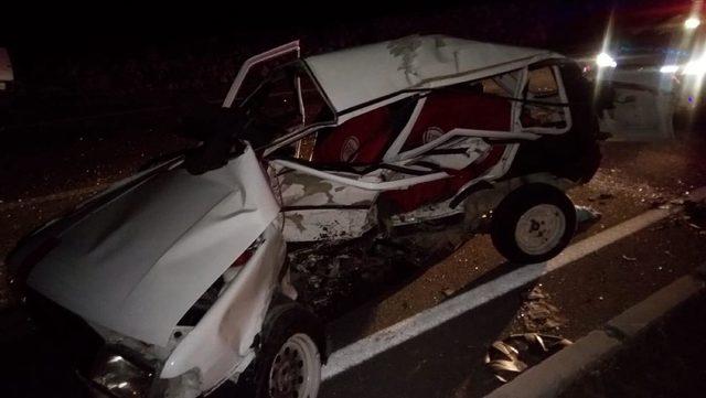 Otomobille hafif ticari araç çarpıştı: 2 ölü, 2 yaralı