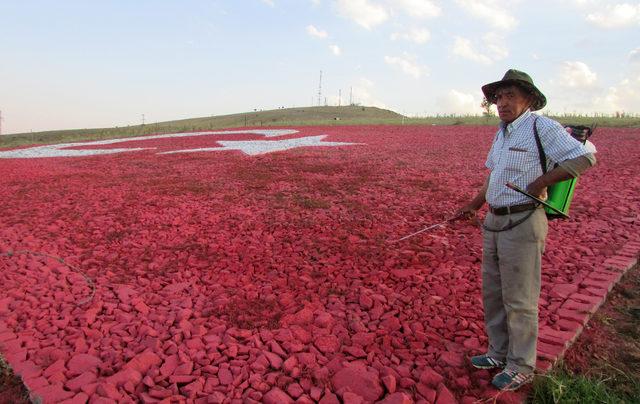 Bayrakçı Dede'den 15 Temmuz şehitleri anısına 1002 metrekarelik bayrak