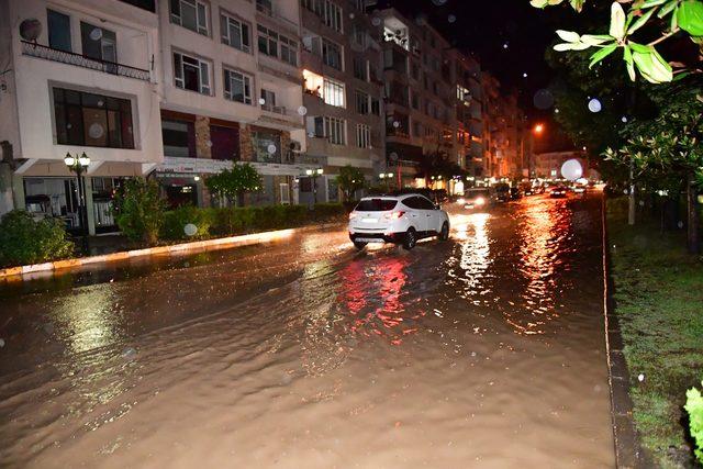 Ünye'de sağanak sele neden oldu