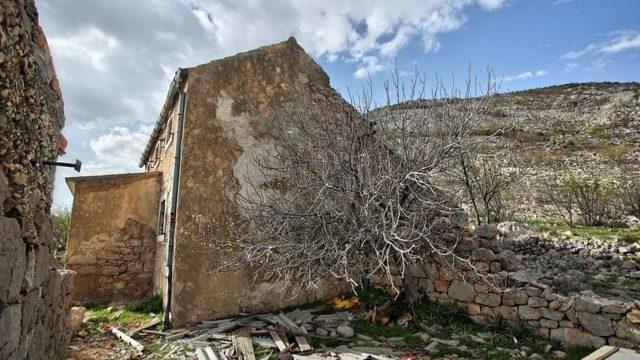 Modric'in ailesinin evi Sırp milislerce yok edildi.