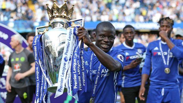 Kante önce Leicester City. bir sonraki sezon da Chelsea formasıyla Premier Lig şampiyonluğu yaşadı.
