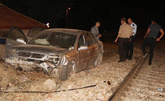 Otomobil, üst geçit inşaatından demiryoluna uçtu; sürücü yaralandı