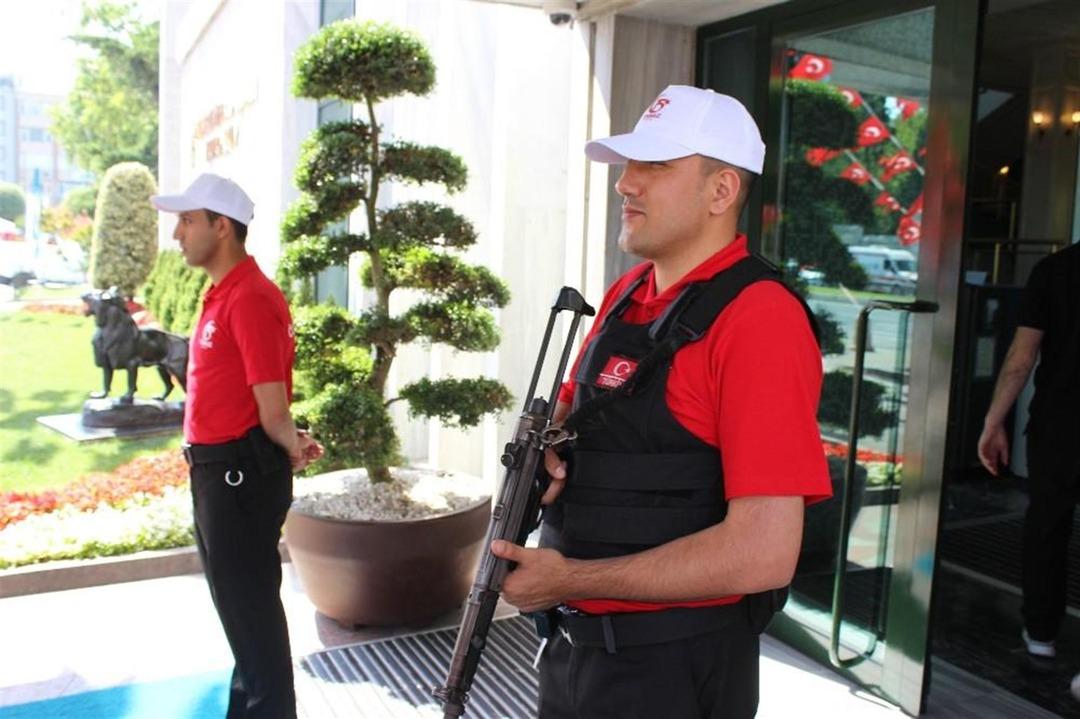 İBB G&uuml;venlik g&ouml;revlileri 15 Temmuz temalı forma giydi 