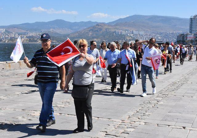 İzmir Demokrasi Üniversitesi'nden '15 Temmuz' yürüyüşü