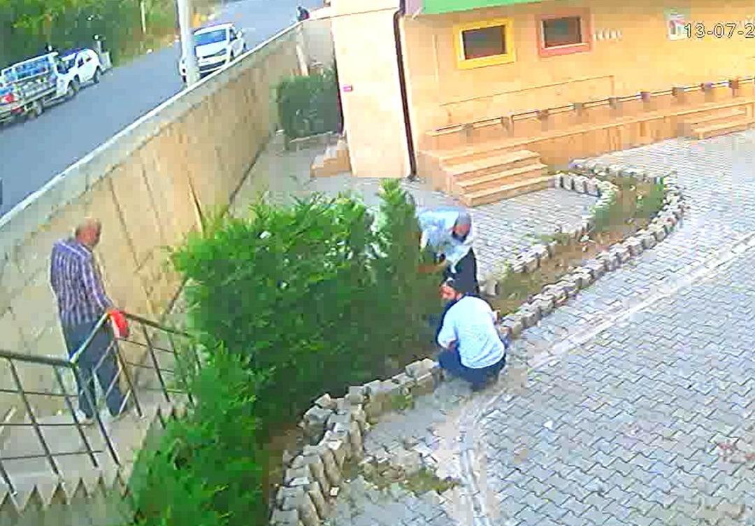 Cemaat namaz kılarken onlar bunu yaptı 