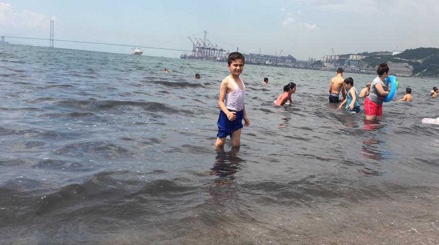 K&ouml;m&uuml;r karası akan derenin yanında denize giriyorlar