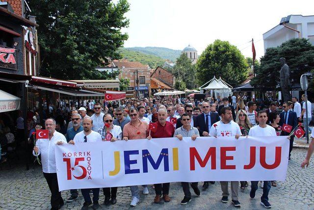 Kosova'da Demokrasi Dayanışması Yürüyüşü'ne yoğun katılım