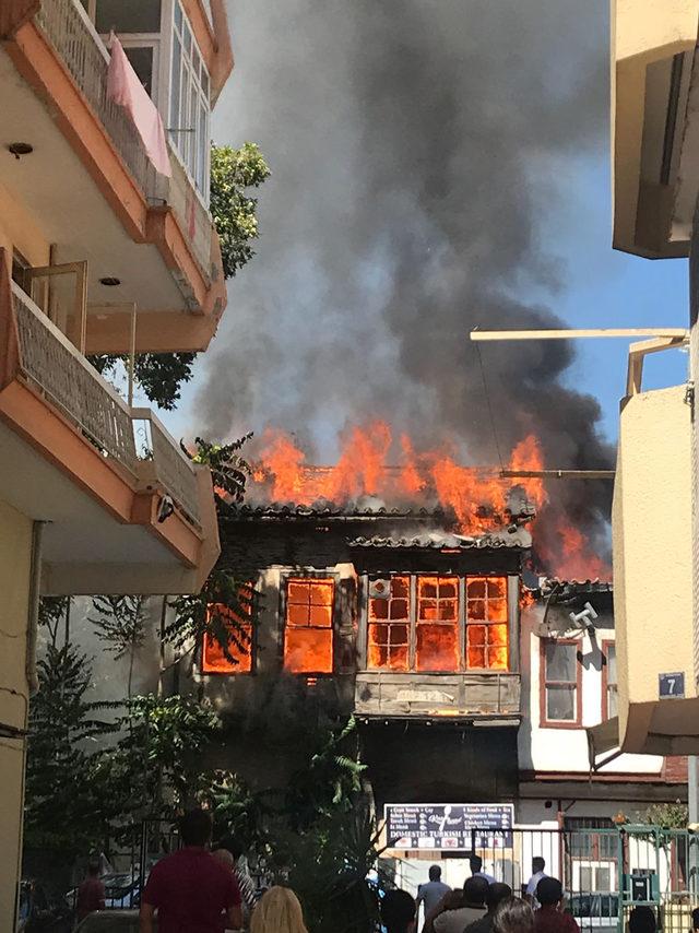 Antalya'da metruk evde çıkan yangın 2 eve sıçradı