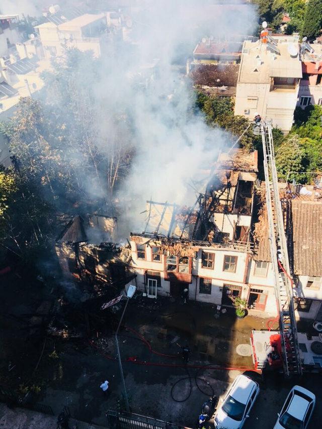 Antalya'da metruk evde çıkan yangın 2 eve sıçradı