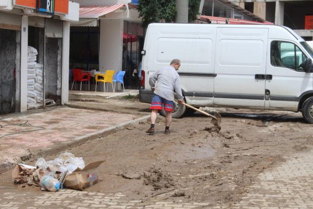 Ünye'de sağanak sele neden oldu (2)