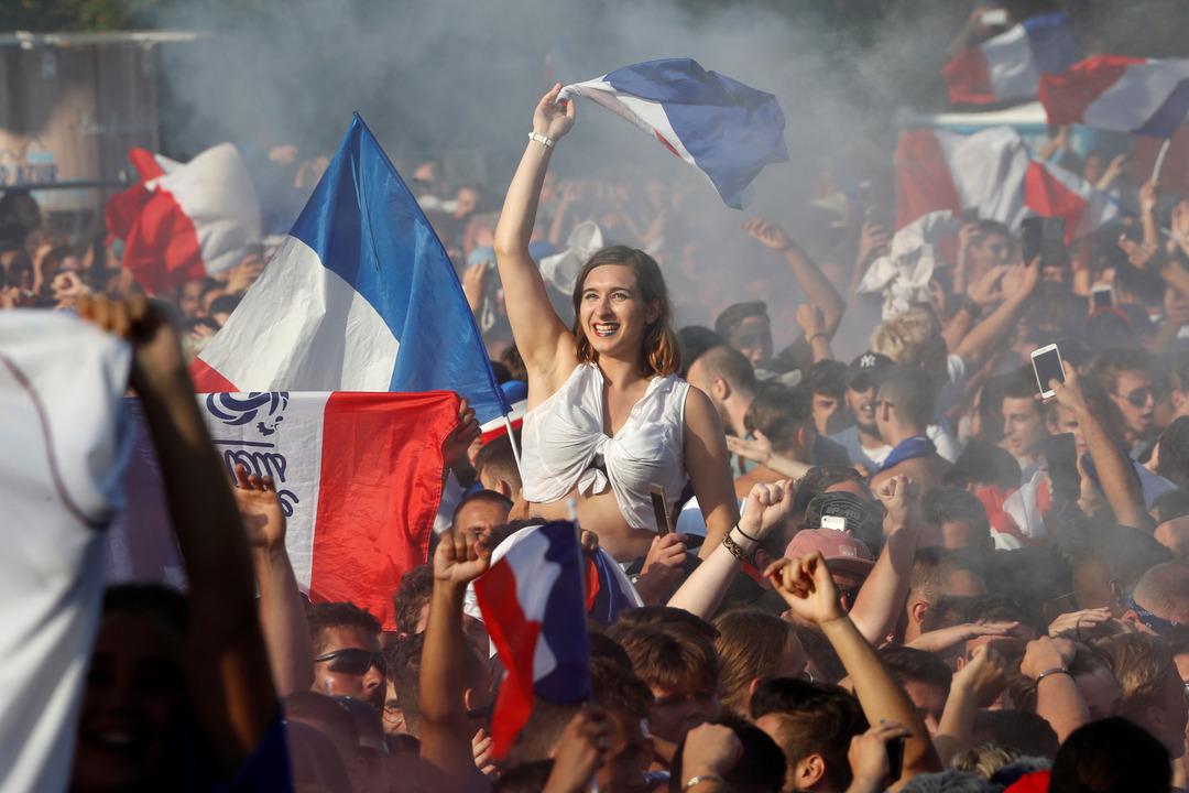 Fransız taraftarlar D&uuml;nya Kupası şampiyonluğunu doyasıya kutladı!