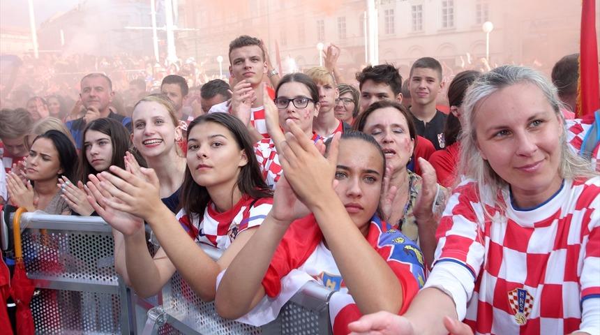 Hırvat halkı D&uuml;nya Kupası ikinciliğini buruk bir şekilde kutladı!