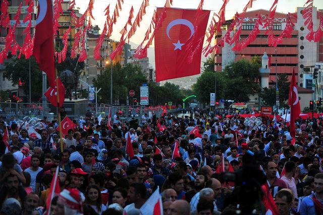 Bursa'da binlerce kişi 15 Temmuz için meydana çıktı