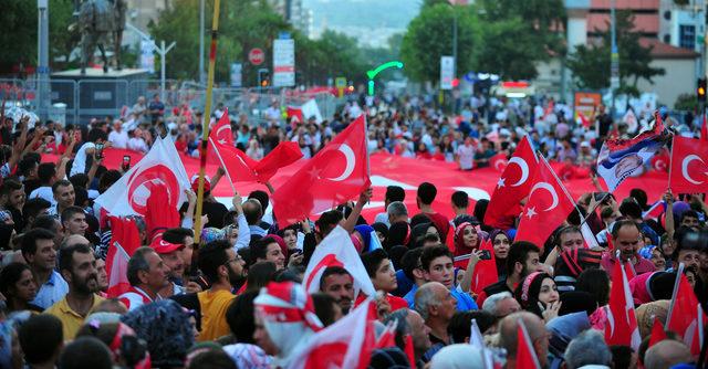 Bursa'da binlerce kişi 15 Temmuz için meydana çıktı