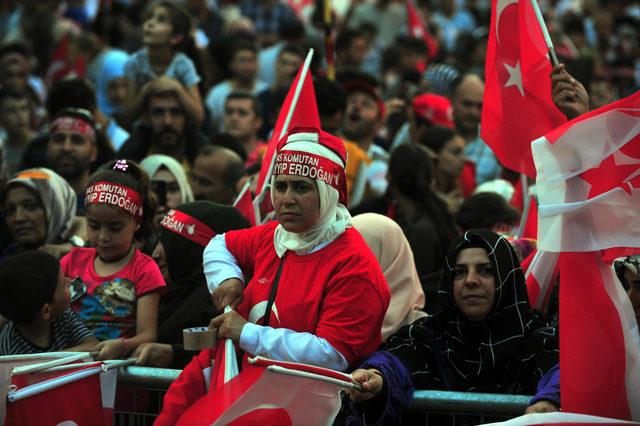 Bursa'da binlerce kişi 15 Temmuz için meydana çıktı