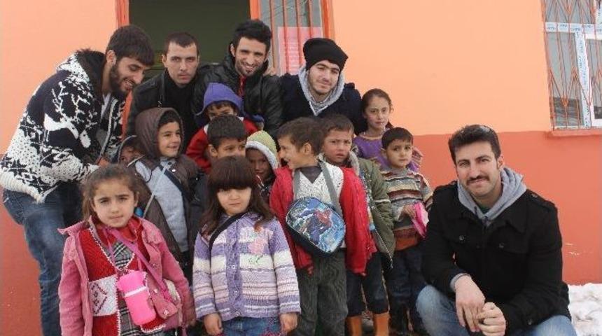 S&uuml; Renkli D&uuml;ş&uuml;nceler Topluluğu &Ouml;ğrencilere 240 &Ccedil;ift Ayakkabı Dağıttı