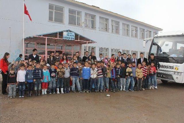 Sü Renkli Düşünceler Topluluğu Öğrencilere 240 Çift Ayakkabı Dağıttı