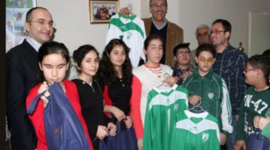 TOFAŞ&rsquo;tan Spor Malzeme Yardımı