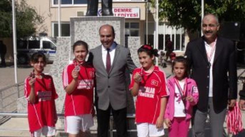 Demre'de Atletizm M&uuml;sabakaları Yapıldı