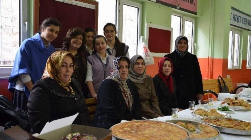 &Ouml;zel Meltem Koleji Gıda Kermesi D&uuml;zenledi