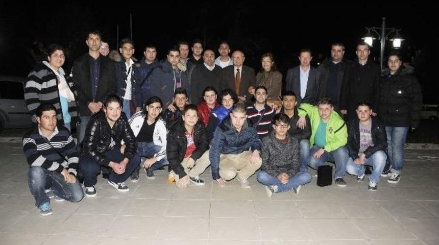 Gurbet&ccedil;i Gen&ccedil;lerden Başkan Uğurlu&rsquo;ya S&uuml;rpriz Kutlama