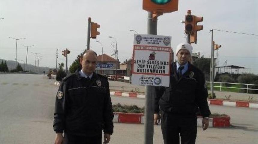 Trafik Lambalarına S&uuml;r&uuml;c&uuml;leri Uyaran Levhalar Takıldı