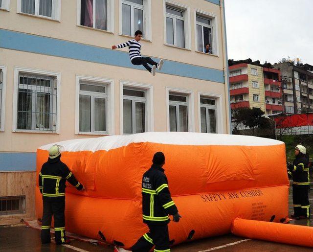 Yangın Ve Deprem Tatbikatı Gerçeğini Aratmadı