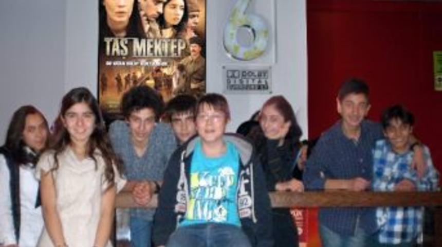 &Ouml;ğrenciler, ''taş Mektep''te G&ouml;zyaşlarını Tutamadılar