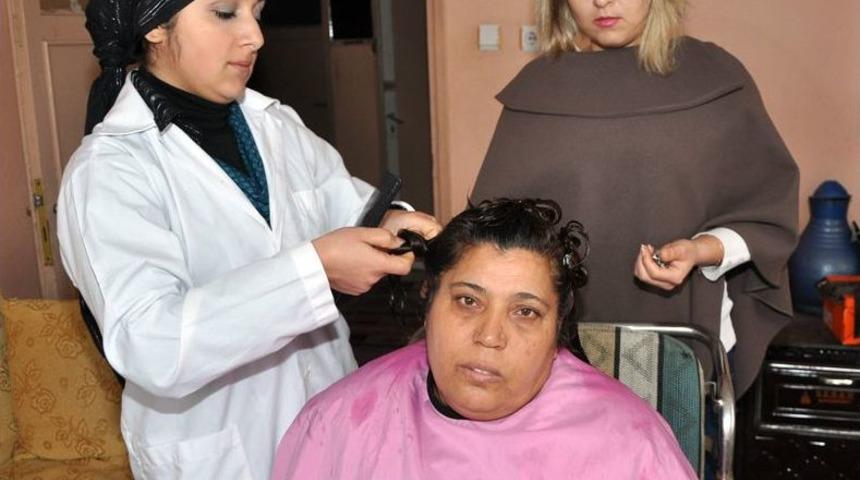 Yaşlı Ve Engellilere Evlerinde Sa&ccedil; Bakımı