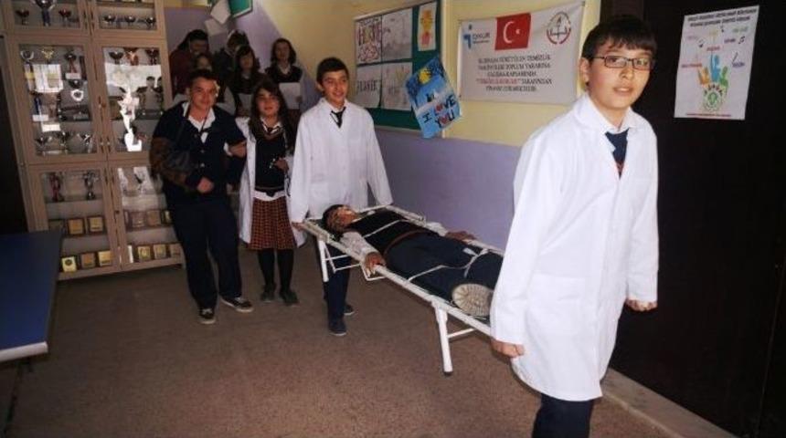 İlkokulda Sivil Savunma Tatbikatı Yapıldı
