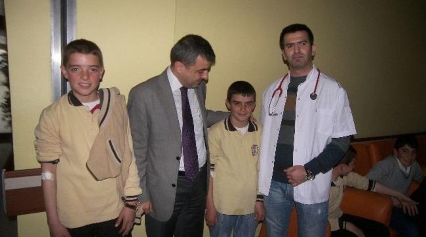 Kaymakam Atasoy, Hastanede Tedavi G&ouml;ren &Ouml;ğrencileri Ziyaret Etti