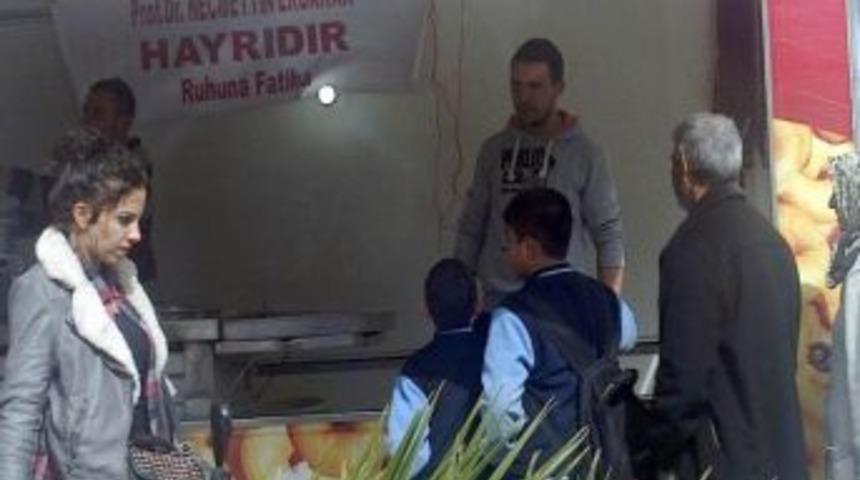 Edremit Sp Merhum Necmettin Erbakan İ&ccedil;in Lokma Dağıttı